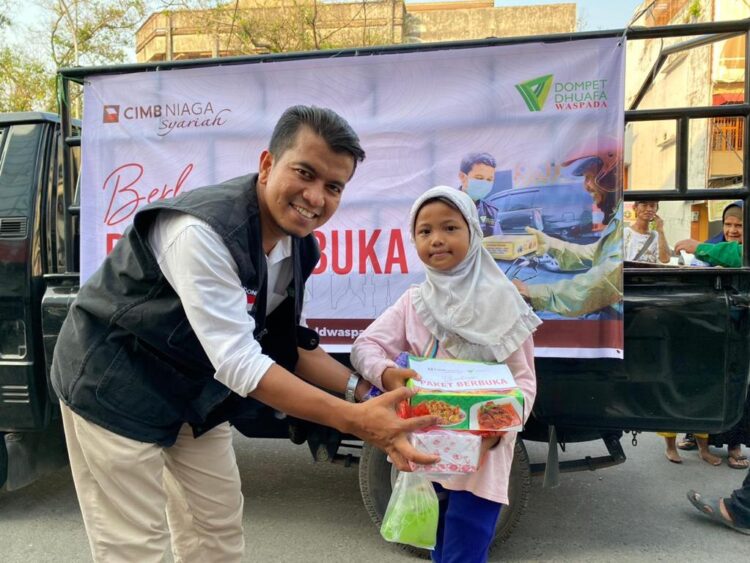 CIMB Niaga Syariah dan DD Waspada Bagikan 200 Paket Buka Puasa untuk Yatim-Dhuafa