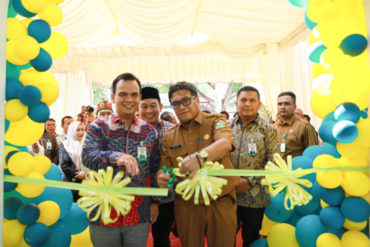 Peresmian KCP Simpang Tiga langsung dilakukan oleh PJ Bupati Pidie, Ir. Wahyudi Adisiswanto, M.Si dan Direktur Utama Bank Aceh, Muhammad Syah dan di dampingi oleh Kepala Cabang Sigli, Tarmizi, Senin (15/5/2023). FOTO/Dok. BAS