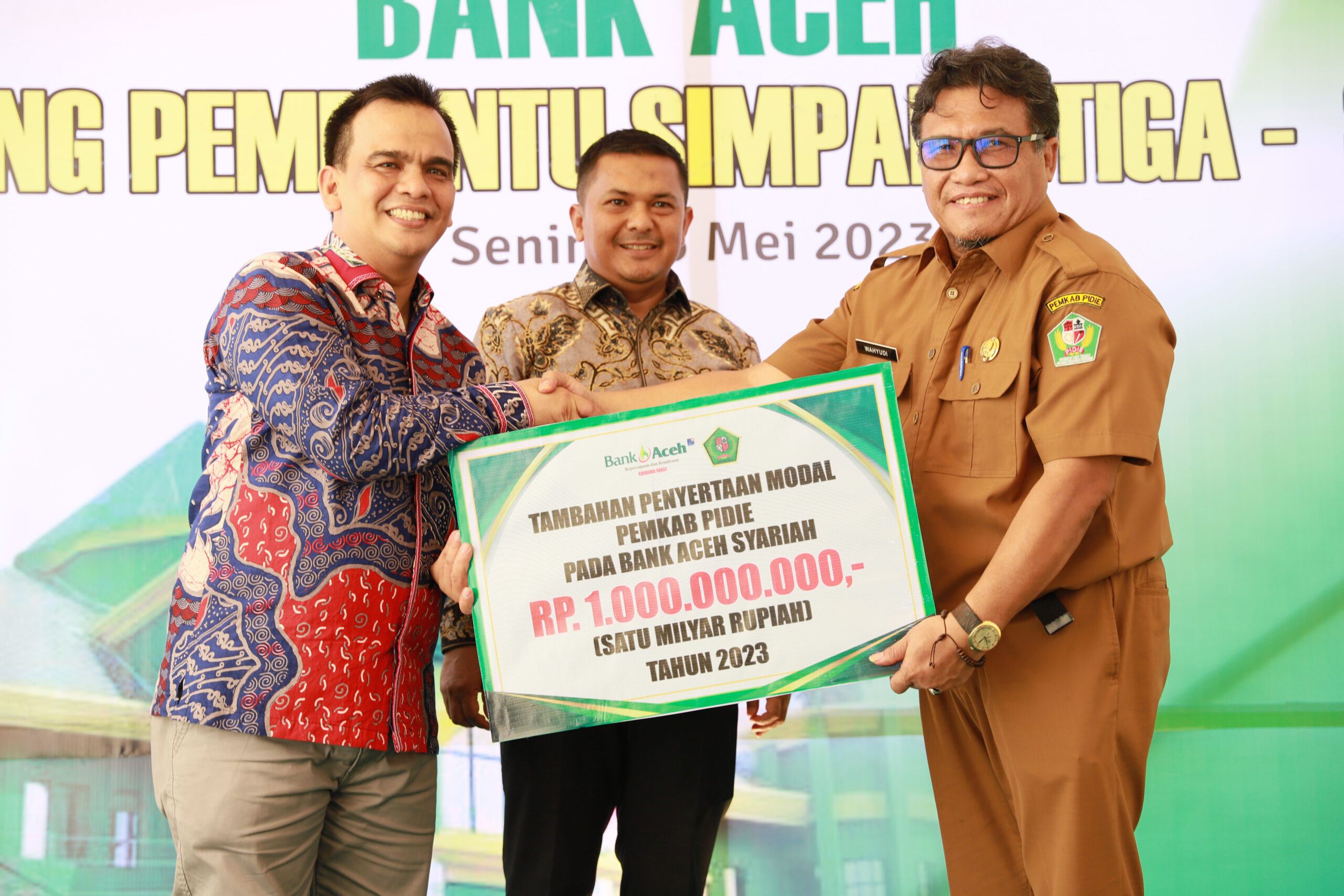 Pemerintah Kabupaten Pidie secara simbolis menyerahkan tambahan penyertaan modal Pemkab Pidie kepada Bank Aceh sebesar Rp. 1 Milyar pada Senin 15 Mei 2023. FOTO/Dok. BAS