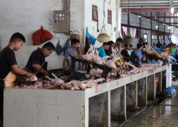 Sejumlah pedagang memotong daging ayam di pasar Almahira, Kota Banda Aceh, Rabu (31/5/2023). Harga daging ayam di daerah itu mengalami kenaikan mulai Rp 60.000 hingga 70.000 per ekor, namun daya beli kurang/sepi. FOTO/lensakita.com/Mardili