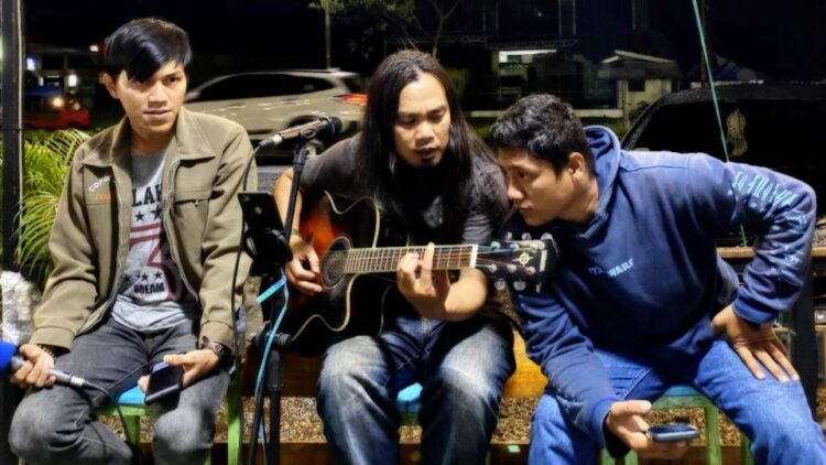 Para personal Pengamen Band. FOTO/Dok. Ladofa Doredo