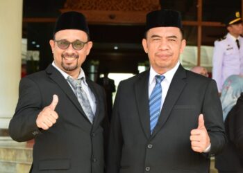 Asbaruddin (kanan) Bersama Kepala Bidang Sarana dan Prasarana Sya`baniar usai mengikuti Hardiknas 2023 di kantor Gubernur. FOTO/Dok. Disdik Aceh
