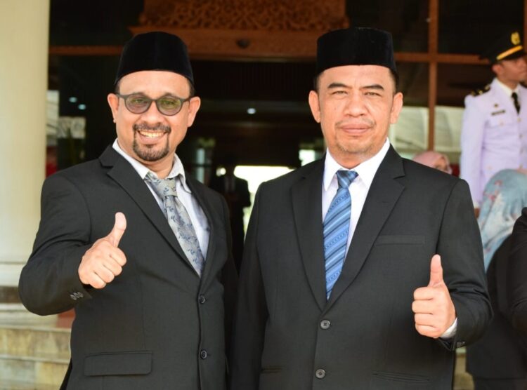 Asbaruddin (kanan) Bersama Kepala Bidang Sarana dan Prasarana Sya`baniar usai mengikuti Hardiknas 2023 di kantor Gubernur. FOTO/Dok. Disdik Aceh