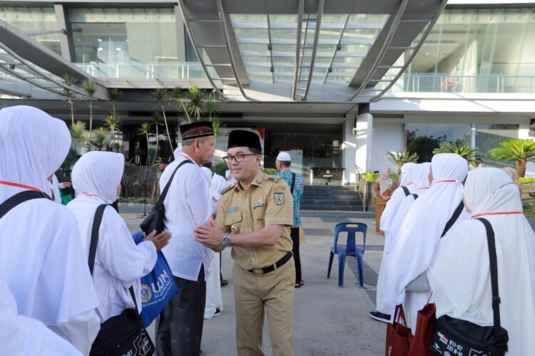 Bakri Siddiq Lepas Jemaah Haji Kota Banda Aceh Kloter Tujuh