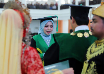 Sebanyak 702 lulusan Universitas Islam Negeri UIN Ar-Raniry Banda Aceh mengikuti prosesi Wisuda Gelombang II Tahun Akademik 2022/2023 di Gedung Auditorium Prof Ali Hasjmy Darussalam Banda Aceh, Rabu (31/5/2023). FOTO/Dok. Lensakita