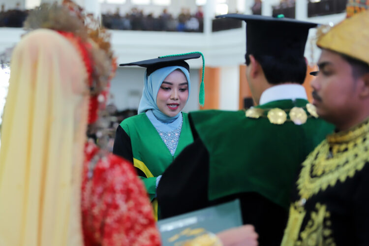 Sebanyak 702 lulusan Universitas Islam Negeri UIN Ar-Raniry Banda Aceh mengikuti prosesi Wisuda Gelombang II Tahun Akademik 2022/2023 di Gedung Auditorium Prof Ali Hasjmy Darussalam Banda Aceh, Rabu (31/5/2023). FOTO/Dok. Lensakita