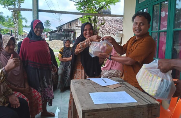 Keuchik Ie Itam Baroh Salurkan Bantuan Korban Banjir