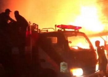 Ilustrasi sebuah rumah milik pengusaha pangkas rambut di Pulo Sarok, Kecamatan Singkil, Kabupaten Aceh Singkil musnah terbakar Rabu (31/5) sekitar pukul 20.15 WIB malam, namun tidak ada korban jiwa dalam peristiwa itu. FOTO/HAI/Biro Singkil