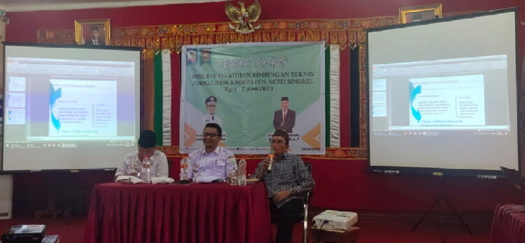 Yarmen Latih Puluhan Wartawan di Aceh Singkil Menulis Dengan Baik