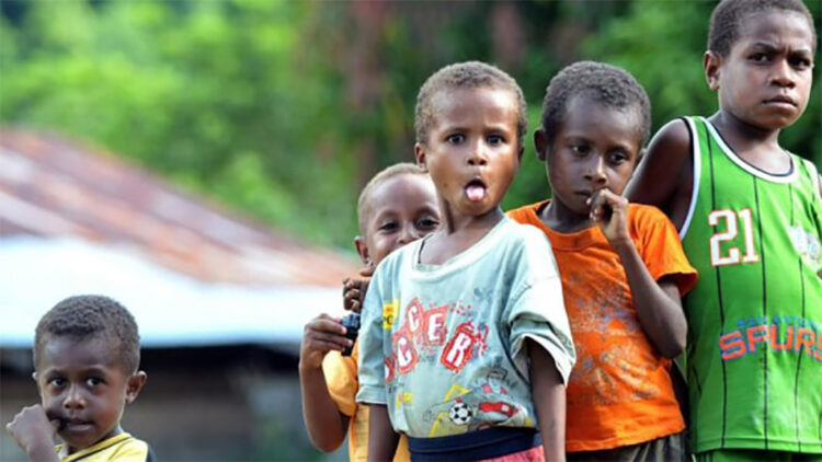 Anak-anak di Papua terlihat sedang menatap Fotografer saat mereka akan difoto. FOTO/Antara/Rosa Panggabean