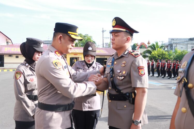 Kapolres Lhokseumawe AKBP Henki Ismanto, SIK memimpin upacara serah terima jabatan (Sertijab) dua kasat dan enam kapolsek, acara tersebut berlangsung di lapangan apel Satya Haprabu Polres Lhokseumawe, Rabu (14/5/2023) pagi. FOTO/Dok. Polres Lhokseumawe