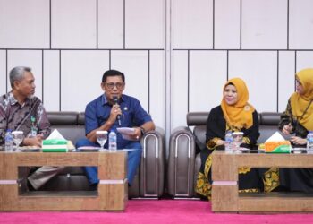 Kepala Dinas Pendidikan Aceh, Drs. Alhudri sedang Berbicara bersama Pelaksana Tugas Direktur Pendidikan Anak Usia Dini (PAUD) Kementerian Pendidikan, Kebudayaan, Riset, dan Teknologi (Kemdikbud Ristek) Republik Indonesia, Komalasari di Banda Aceh, Kamis, 22 Juni 2023. FOTO/Dok. Disdik Aceh