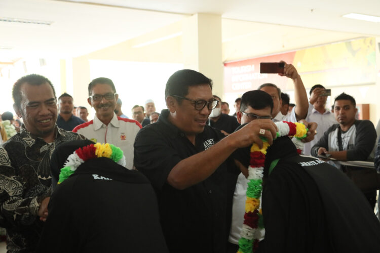 Kepala Dinas Pendidikan Aceh, Drs. Alhudri, MM beserta rombongan menyambut Kepulangan Atlet Karate Aceh yang baru tiba dari keikut sertaan mereka pada ajang Karate Internasional Milo Open Championship Malaysia 2023 pada Rabu (28/6/2023) di Bandara Intenasional Iskandar Muda, Aceh Besar. FOTO/Dok. Disdik Aceh