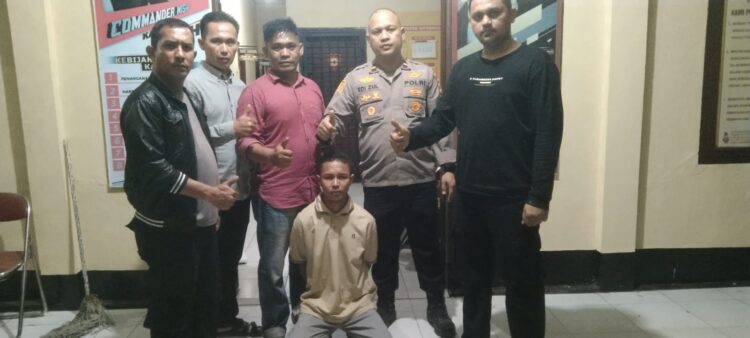 Kapolsek Panteraja, Ipda Edie Zulkarnein dan Timopsnal Polsek Panteraja akhirnya berhasil menangkap pelaku pemerkosaan bernama ER (25) warga Dusun Buket Nibong, Desa Alue Cek Doi, Kec. Julok Kab. Aceh Timur. Senin (19/6). FOTO/Dok. Polsek Panteraja