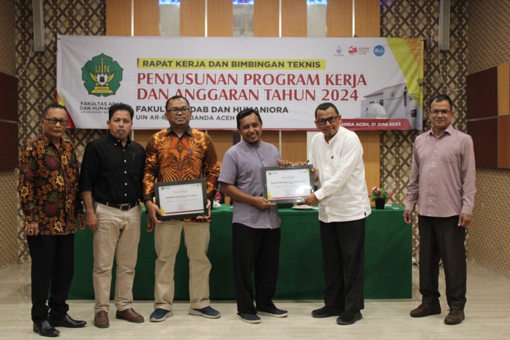 Kegiatan rapat kerja ini diikuti oleh 40 peserta yang terdiri dari Dekan dan para Wakil Dekan Bidang Administrasi Umum, Perencanaan dan Keuangan, Kabag Tata Usaha, Sub Koordinator, Senator, ketua program studi dan unit-unit kerja di lingkungan Fakultas Adab dan Humaniora UIN Ar-Raniry Banda Aceh. FOTO/Dok. UIN Ar-Raniry