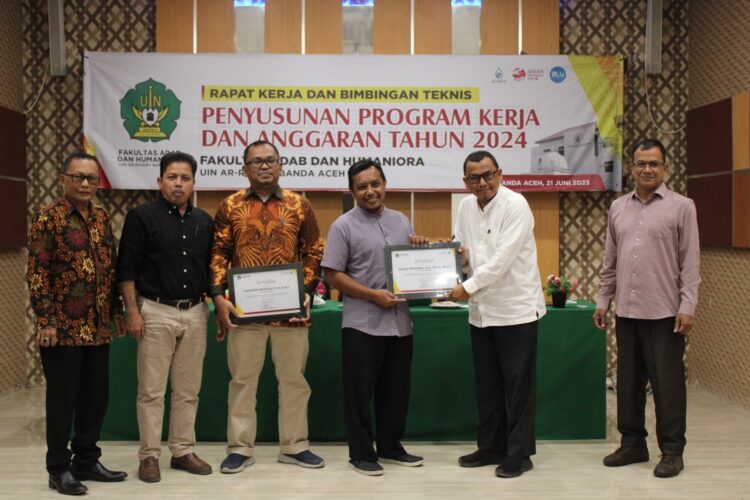 Kegiatan rapat kerja ini diikuti oleh 40 peserta yang terdiri dari Dekan dan para Wakil Dekan Bidang Administrasi Umum, Perencanaan dan Keuangan, Kabag Tata Usaha, Sub Koordinator, Senator, ketua program studi dan unit-unit kerja di lingkungan Fakultas Adab dan Humaniora UIN Ar-Raniry Banda Aceh. FOTO/Dok. UIN Ar-Raniry