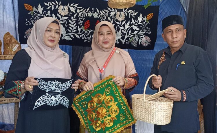 Hadiri Pameran Produk UMKM, Pj Ketua Dekranasda Aceh Barat: Manfaatkan Even Besar Ini