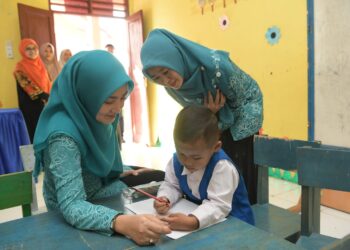 unda PAUD Aceh, Ayu Marzuki, memberikan edukasi penting kepada guru-guru Pendidikan Anak Usia Dini (PAUD) dan Taman Kanak-Kanak (TK) di kecamatan Kuta Panjang, Negeri Seribu Bukit pada Rabu, 26 Juli 2023. FOTO/Dok. Disdik Aceh