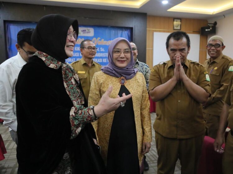 Direktur Jenderal Vokasi, Dr. Ir. Kiki Yulianti, M.Sc. Direktur Pembina Sekolah Menengah Kejuruan Dr. Wardani Sugiyanto M.Pd., Anggota DPR RI Komisi X, Illiza Sa'aduddin Djamal, SE. Direktur Politeknik Lhokseumawe, Rizal Syahyadi, S.T., M.Eng.Sc. Direktur Kelembagaan dan Sumberdaya Pendidikan Tinggi Vokasi, Muhammad Fajar Subkhan, S.T., MT, dan Plh. Kadisdik Aceh, Dr. Asbaruddin. M.Eng. FOTO/Dok. Disdik Aceh