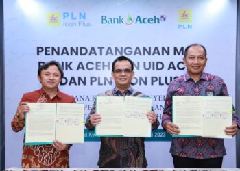 Penandatanganan dilakukan oleh Direktur Utama Bank Aceh Syariah Muhammad Syah, Direktur Keuangan PLN Icon Plus Teguh Widhi Harsono dan General Manager PLN UID Aceh Parulian Noviandri di Kyriad Muraya Hotel pada Selasa (04/07). FOTO/Dok. Bank Aceh Syariah