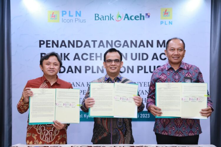 Penandatanganan dilakukan oleh Direktur Utama Bank Aceh Syariah Muhammad Syah, Direktur Keuangan PLN Icon Plus Teguh Widhi Harsono dan General Manager PLN UID Aceh Parulian Noviandri di Kyriad Muraya Hotel pada Selasa (04/07). FOTO/Dok. Bank Aceh Syariah