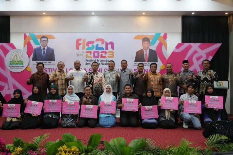 Pelaksana Harian (Plh) Kepala Dinas Pendidikan Aceh, Dr. Asbaruddin menutup Festival Lomba Seni Siswa Nasional (FLS2N) jenjang SMA tingkat Provinsi Aceh yang dilaksanakan di Grand Aceh Syariah Banda Aceh pada Minggu, 9 Juli 2023. FOTO/Dok. Disdik Aceh