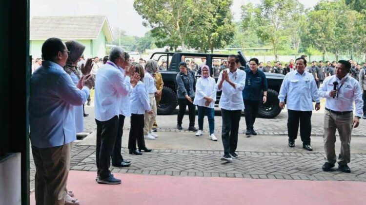 Presiden Jokowi dan Ibu Iriana beserta rombongan saat kunjungi PT Pindad. FOTO/Dok. Laily Rachev - Biro Pers Sekretariat Presiden