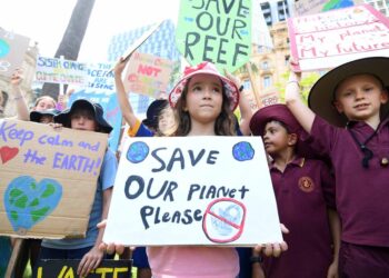 Siswa sekolah ikut serta dalam aksi global Climate Strike di Brisbane, Australia. FOTO/AAP Image/Dan Peled/Reuters