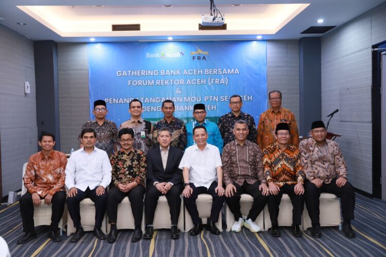 Bank Aceh gelar Gathering Bersama Forum Rektor Aceh (FRA) dan Penangdatanganan MoU PTN Se-Aceh yang juga dihadiri oleh Pj Gubernur Aceh, Achmad Marzuki di Hotel Kyriad Muraya, Banda Aceh, Jumat, 14 Juli 2023. FOTO/Dok. BAS
