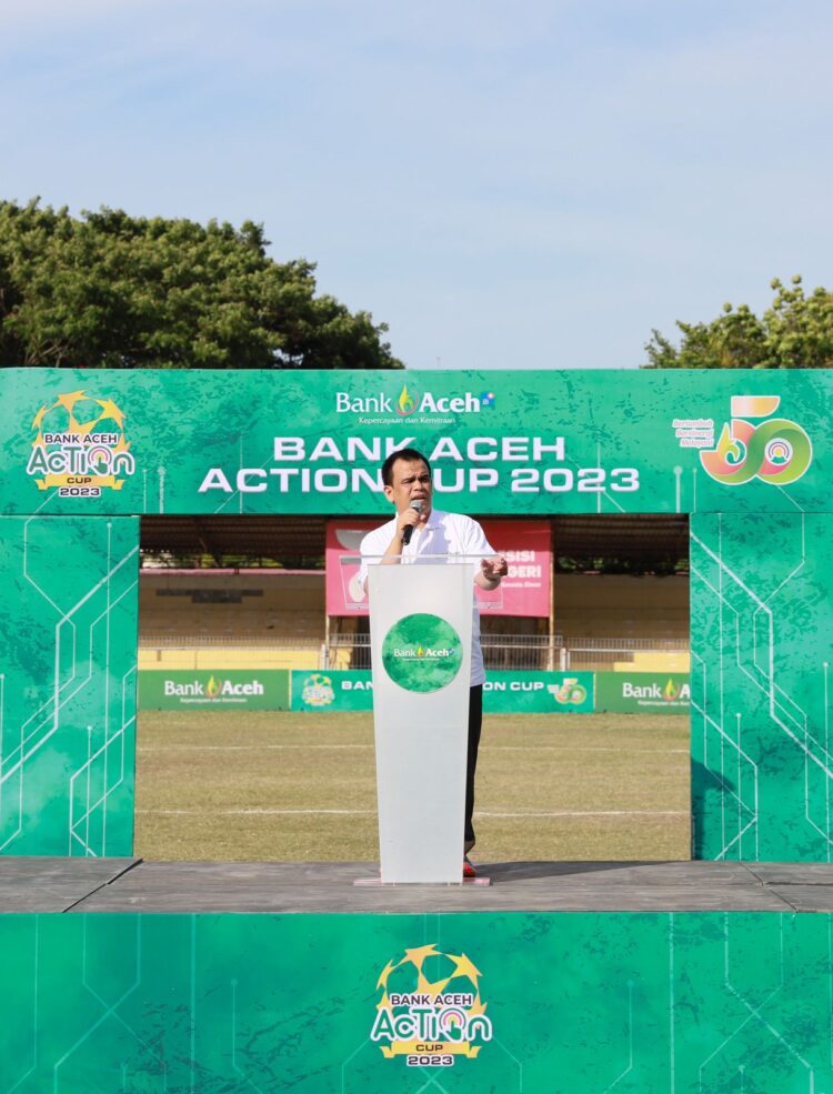Direktur Utama Bank Aceh, Muhammad Syah menyampaikan kata sambutan pada Acara Bank Aceh Action Cup 2023 di stadion H Dimurtala pada Jumat (21/07/2023). FOTO/Dok. BAS