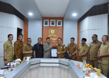 Penandatanganan roadmad penyelesaian utang Pemko Banda Aceh dilakukan oleh Pj Wali Kota Banda Aceh Amiruddin dan Ketua DPRK Farid Nyak Umar bersama wakil ketua Isnaini Husda di gedung dewan setempat, Selasa (25/7/2023). FOTO/Net