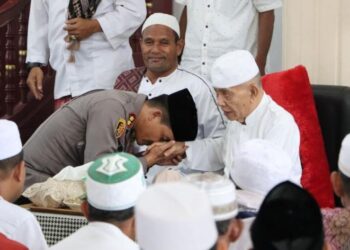 Abuya Syekh Amran Wali Peusijuk Kapolres Aceh Barat