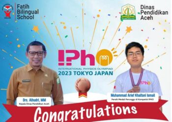 Kepala Dinas Pendidikan (Disdik) Aceh, Alhudri memberi selamat kepala Pelajar Aceh, Muhammad Arif Khalfani Ismail alias Alfa yang meraih mendali di Olimpiade di Jepang. FOTO/Dok. Disdik Aceh