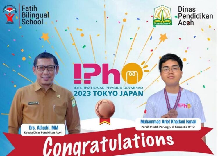 Kepala Dinas Pendidikan (Disdik) Aceh, Alhudri memberi selamat kepala Pelajar Aceh, Muhammad Arif Khalfani Ismail alias Alfa yang meraih mendali di Olimpiade di Jepang. FOTO/Dok. Disdik Aceh