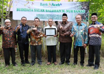 Kunjungan Direktur Utama Bank Aceh, Muhammad Syah bersama Dewan Komisaris dan Dewan Pengawas Syariah, dan Pemimpin Cabang Sabang saat melakukan kunjungan secara langsung kepada sejumlah pelaku UMKM Binaan yang ada di Sabang pada Senin (17/7/2023). FOTO/Dok. BAS
