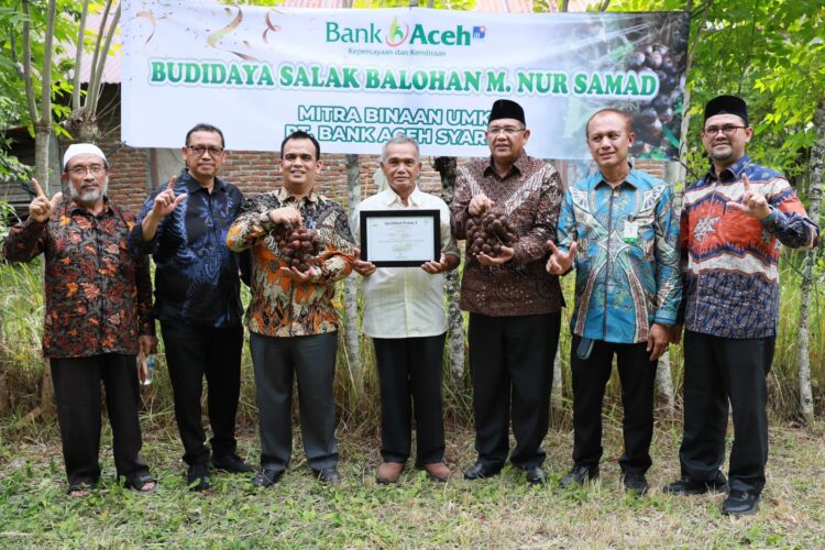 Kunjungan Direktur Utama Bank Aceh, Muhammad Syah bersama Dewan Komisaris dan Dewan Pengawas Syariah, dan Pemimpin Cabang Sabang saat melakukan kunjungan secara langsung kepada sejumlah pelaku UMKM Binaan yang ada di Sabang pada Senin (17/7/2023). FOTO/Dok. BAS