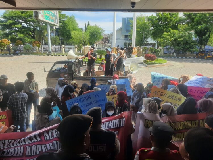 Massa Aksi di DPRA Meminta Presiden Perpanjang Masa Kepemimpinan Achmad Marzuki