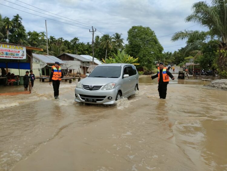 Sungai Kapa Seusak Meluap, Banjir Rendam Jalan Nasional Tapaktuan-Subulussalam