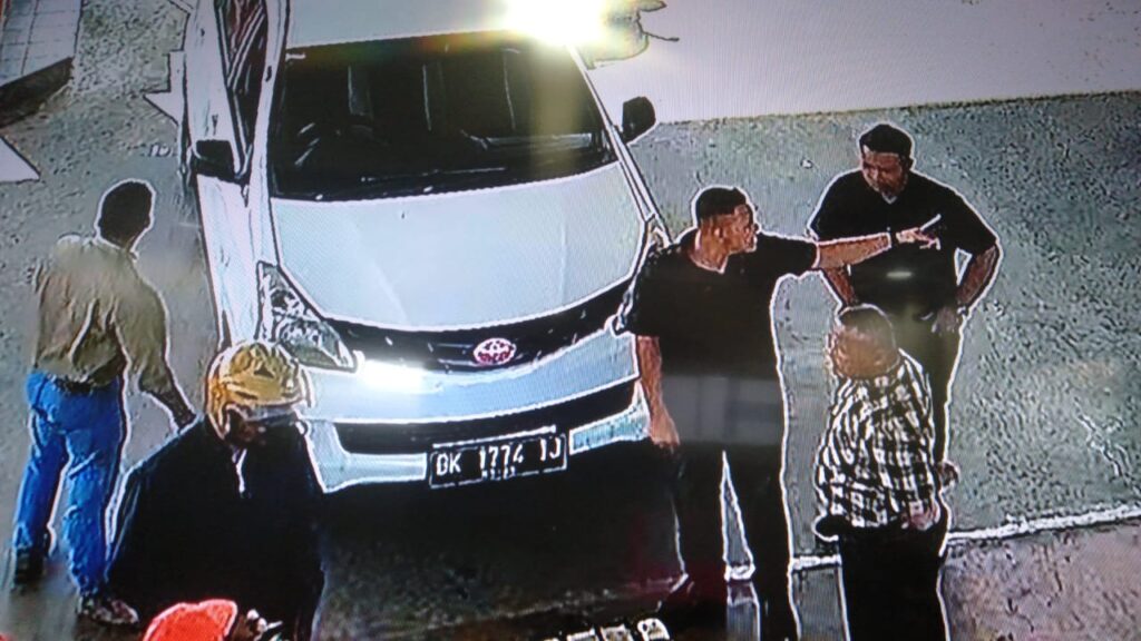 Tiga pria yang mengaku sebagai oknum wartawan dari sejumlah media diduga hendak memeras pemilik SPBU Lamsayeun pada Kamis (27/7/2023) di Kecamatan Ingin Jaya, Kabupaten Aceh Besar. FOTO/CCTV SPBU Lamsayeung
