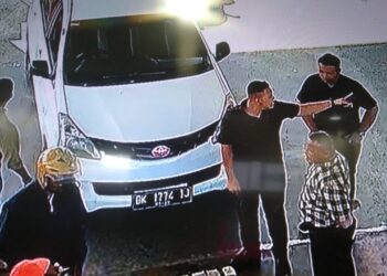 Tiga pria yang mengaku sebagai oknum wartawan dari sejumlah media diduga hendak memeras pemilik SPBU Lamsayeun pada Kamis (27/7/2023) di Kecamatan Ingin Jaya, Kabupaten Aceh Besar. FOTO/CCTV SPBU Lamsayeung