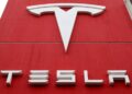 Logo pabrikan mobil Tesla terlihat di kantor cabang di Bern, Swiss 28 Oktober 2020. FOTO/Net.