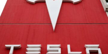 Logo pabrikan mobil Tesla terlihat di kantor cabang di Bern, Swiss 28 Oktober 2020. FOTO/Net.