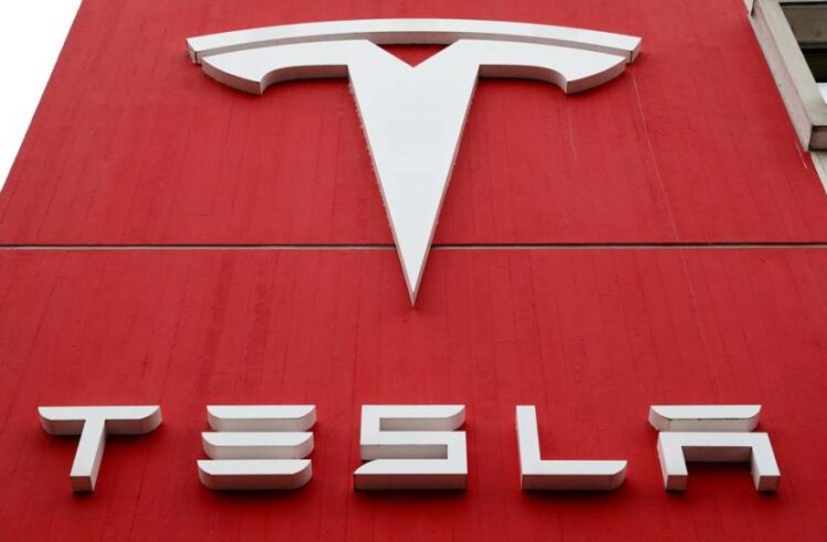 Logo pabrikan mobil Tesla terlihat di kantor cabang di Bern, Swiss 28 Oktober 2020. FOTO/Net.