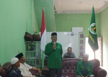 Bakal Calon Legislatif (Bacaleq) DPR RI Dapil Aceh 2 dari PPP, Tarmizi A. Karim bersilaturahmi dengan dengan jajaran pengurus Aceh Timur di dunia kantor DPC PPP Aceh Timur, Idi (13/08). FOTO/HAI/Jais Rambong