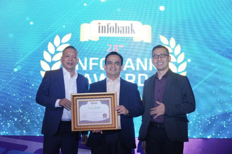 Direktur Utama Bank Aceh, Muhammad Syah, (tengah)!menerima penghargaan Infobank Awards 2023. Penghargaan diberikan oleh CEO Infobank Media Group, Eko B Supriyanto (kanan), didampingi Direktur Infobank Institute, Ruli. Penghargaan diberikan pada 28th Infobank Award 2023, di Jakarta, Jumat (25/08/2023). Ⓒ Hak Cipta Foto di atas dikembalikan sesungguhnya kepada Pemilik Foto