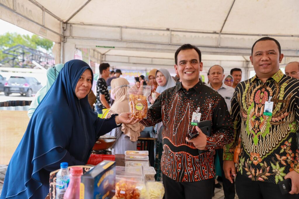 Direktur Utama Bank Aceh Syariah (BAS), Muhammad Syah saat menghadiri Pasar Tani pada Rabu (23/8/2023) di di Lokasi Tanah Rencana Gedung Kantor Pusat Bank Aceh, Lampineung Banda Aceh. FOTO/Dok. Humas BAS untuk HARIANACEH.co.id