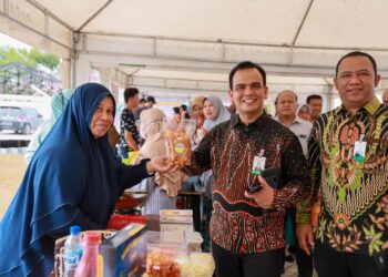 Direktur Utama Bank Aceh Syariah (BAS), Muhammad Syah saat menghadiri Pasar Tani pada Rabu (23/8/2023) di di Lokasi Tanah Rencana Gedung Kantor Pusat Bank Aceh, Lampineung Banda Aceh. FOTO/Dok. Humas BAS untuk HARIANACEH.co.id