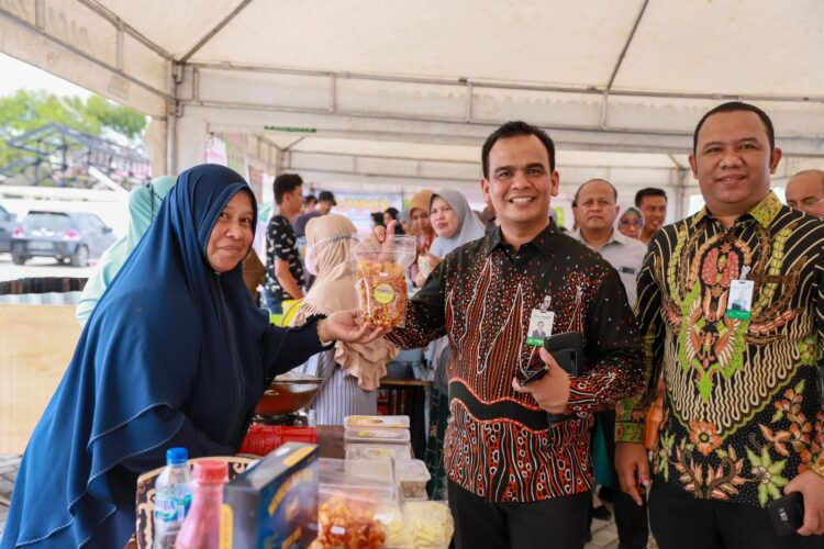 Direktur Utama Bank Aceh Syariah (BAS), Muhammad Syah saat menghadiri Pasar Tani pada Rabu (23/8/2023) di di Lokasi Tanah Rencana Gedung Kantor Pusat Bank Aceh, Lampineung Banda Aceh. FOTO/Dok. Humas BAS untuk HARIANACEH.co.id