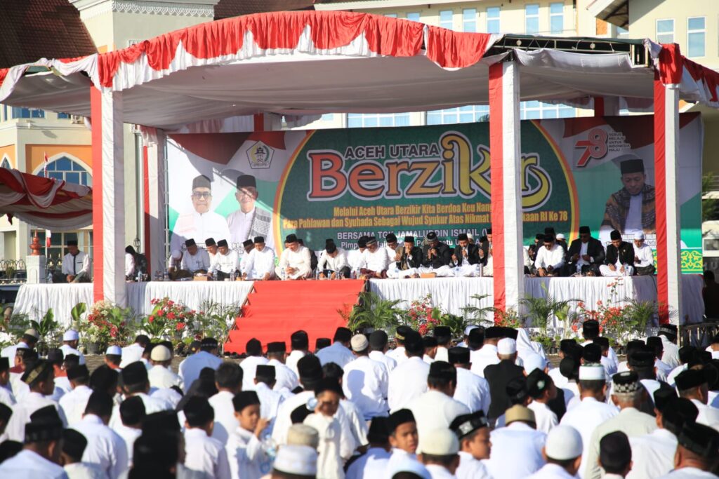 20.000-an jama'ah zikir berkumpul di lapangan upacara Labding, Lhoksukon, Aceh Utara. FOTO/HAI/Azhari