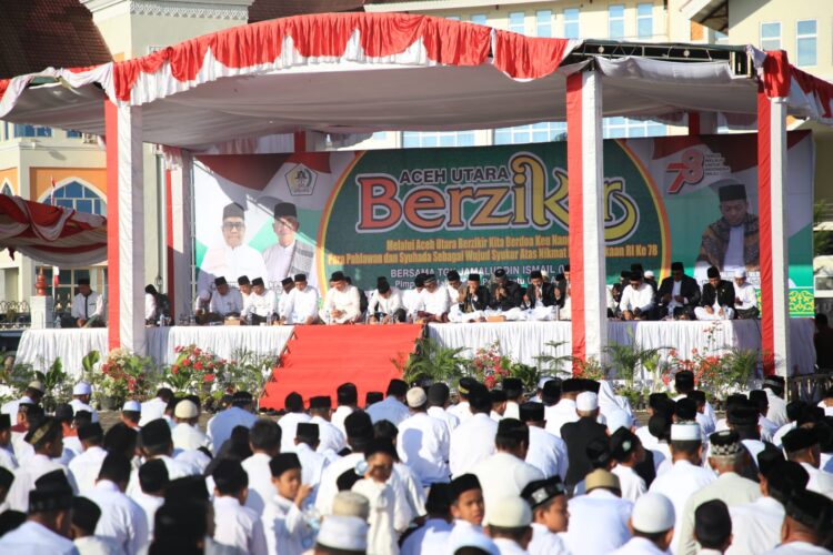 20.000-an jama'ah zikir berkumpul di lapangan upacara Labding, Lhoksukon, Aceh Utara. FOTO/HAI/Azhari